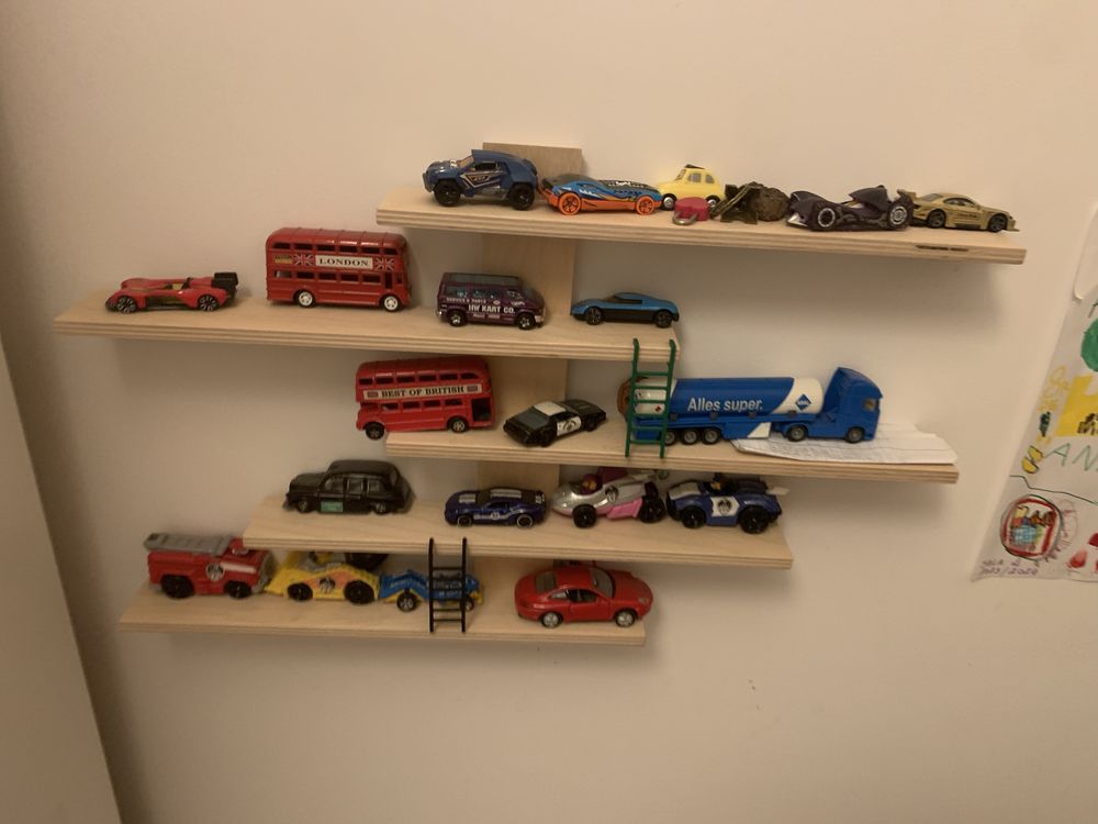 Estante de madeira para carrinhos / miniaturas – 20€