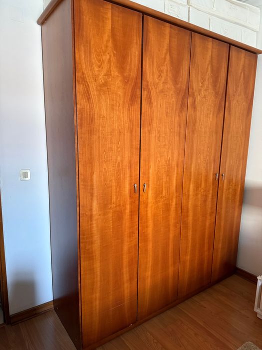 Guarda-fato todo em madeira de boa qualidade (200x60x235)!