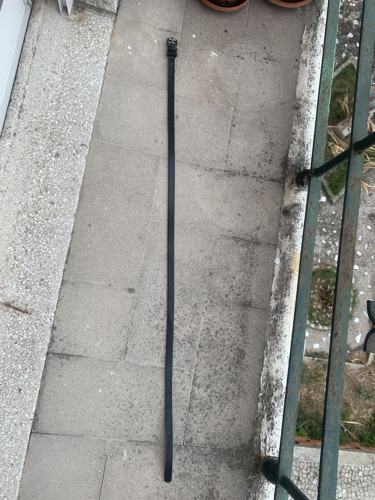 Cinto preto cabedal fivela prateada quadrada 95 cm