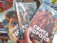 Нора Сакович , Лисья нора, Король Воронов, Свита короля