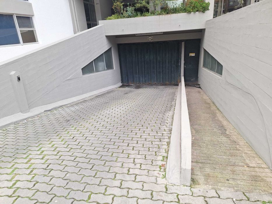 Aluga-se Lugar Duplo Garagem (2 carros) - Rua da Torrinha