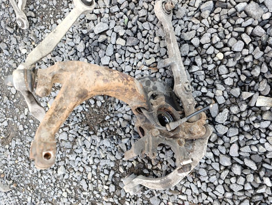 Zwrotnica lewa zawieszenie wachacz volkswagen passat B5 audi a4 b5