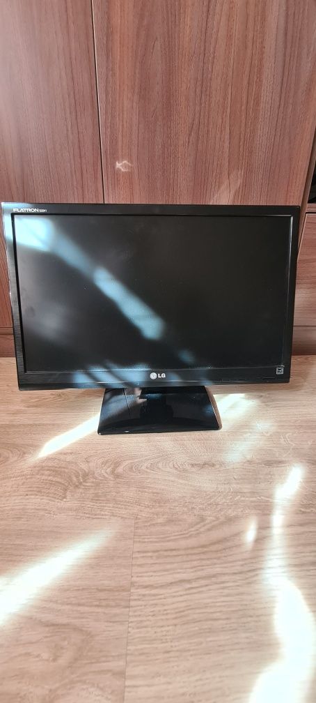 Монитор LG Flatron E2241