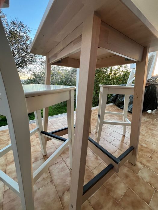 Mesa alta + duas cadeiras altas com encosto IKEA