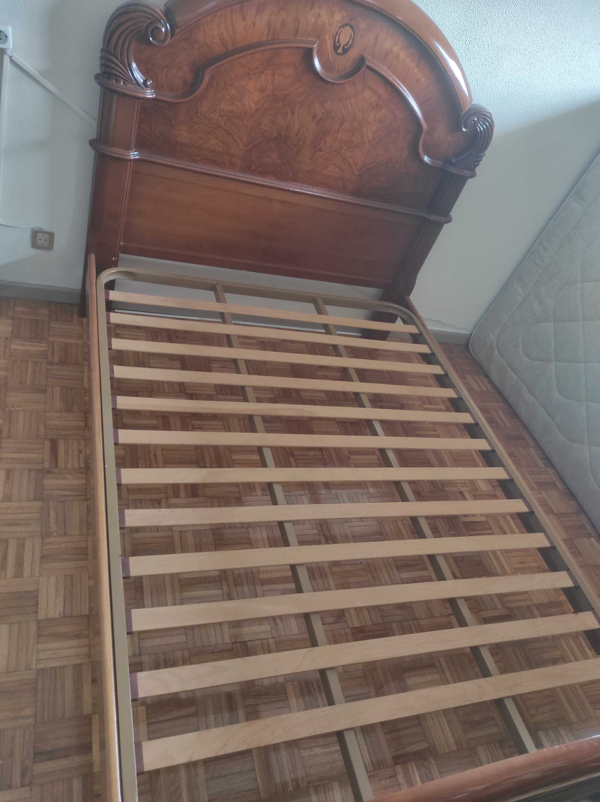 Cama de casal completa,estrado e colchão,preço para desocupar.