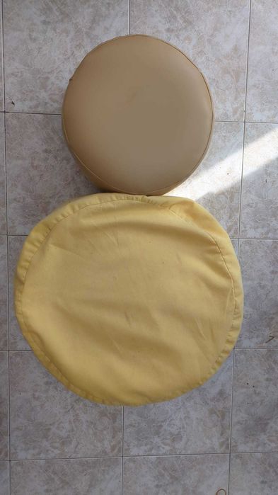 Puff redondo amarelo e beje - 2 unidades