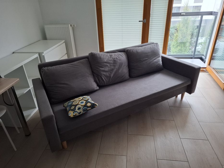 Sofa rozkladana z pojemnikiem na pościel