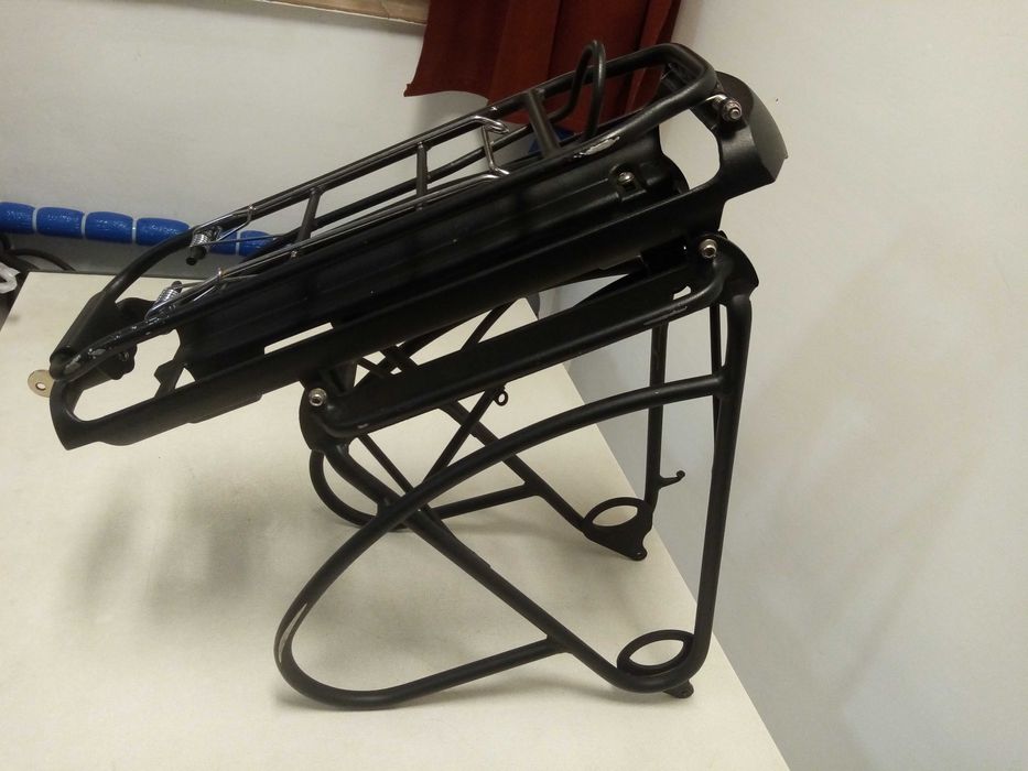 Bagażnik do roweru elektrycznego.