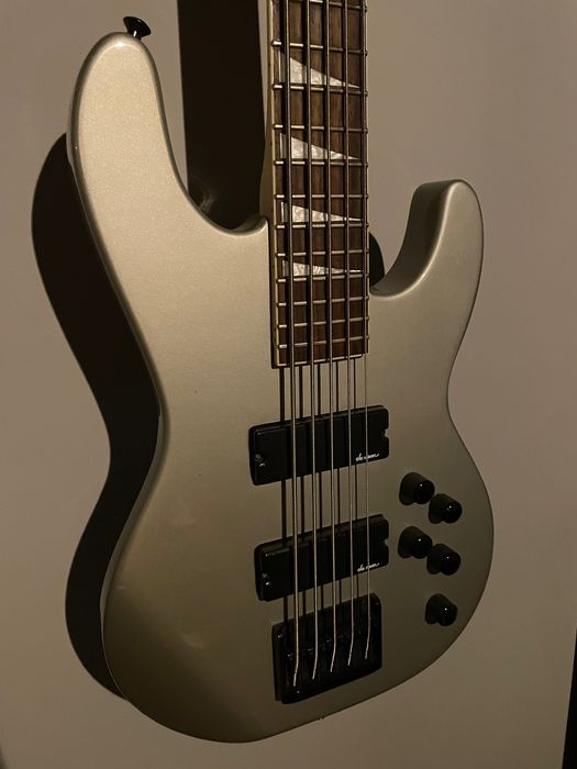 Jackson JS3V Concert bass