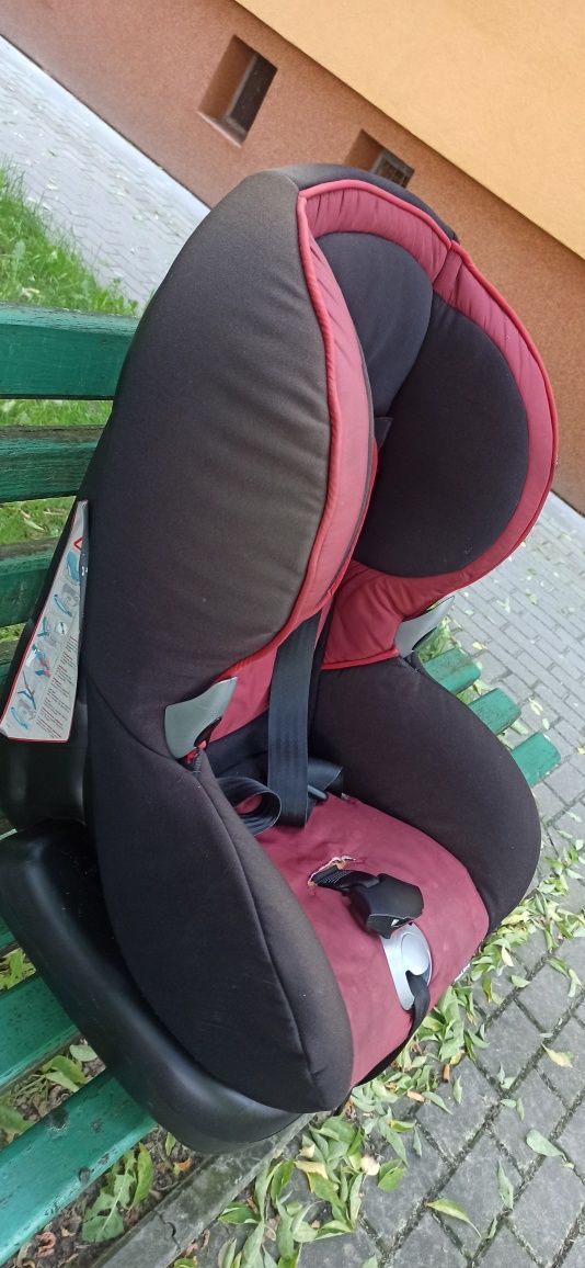 Sprzedam fotelik samochodowy maxi cosi 9-18kg.