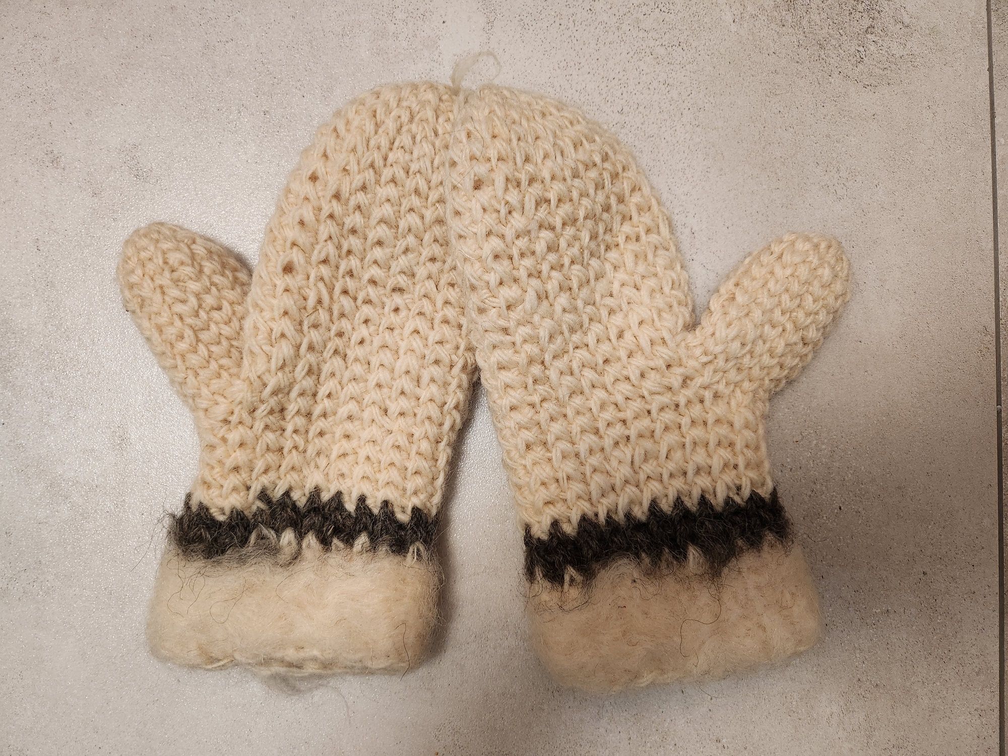 Jednopalczaste wełniane rękawice damskie z Zakopanego