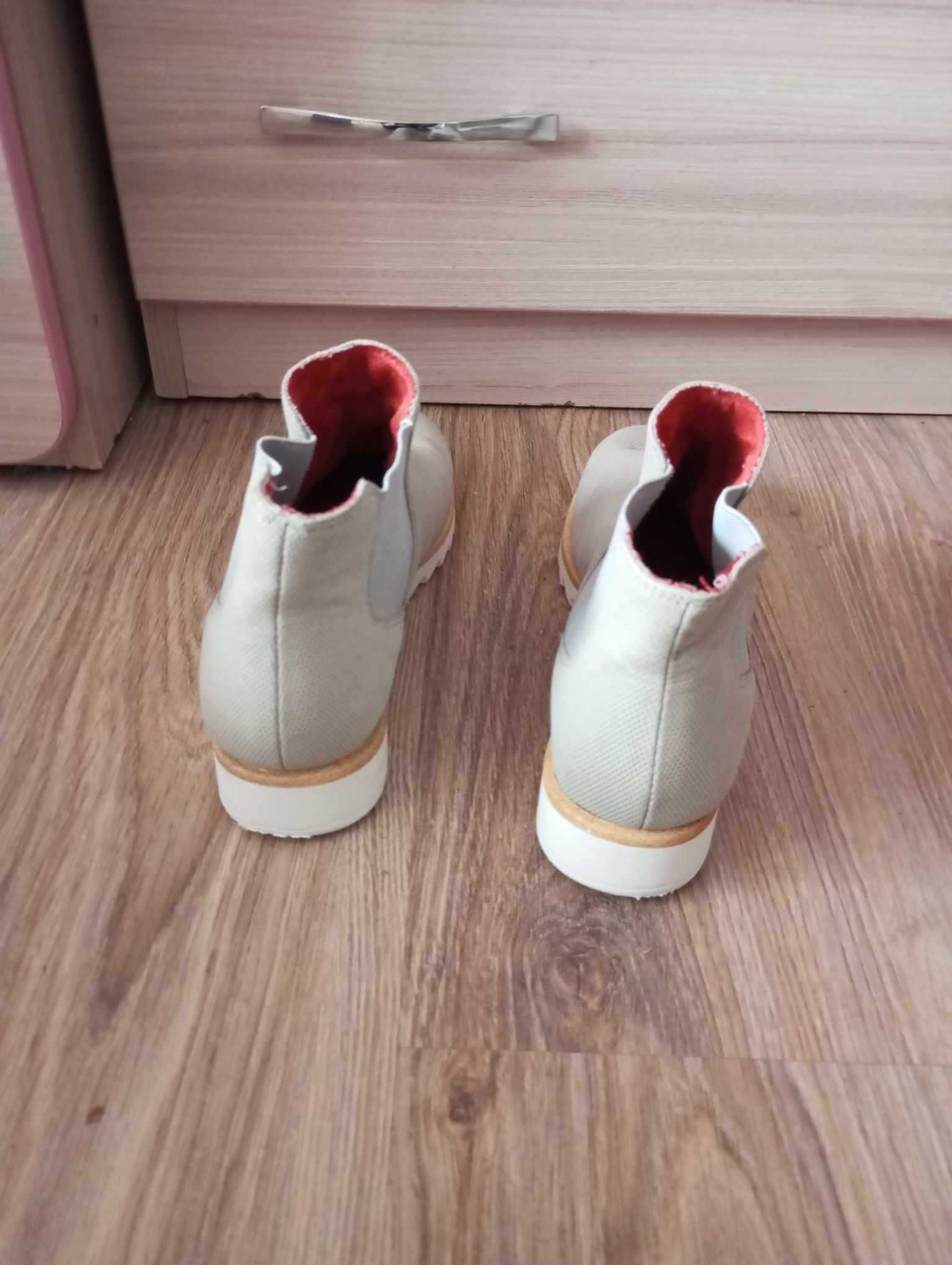Wsuwane botki nr 4