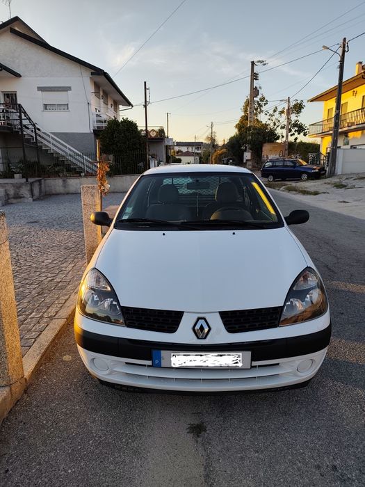 Clio comercial sem nada a fazer