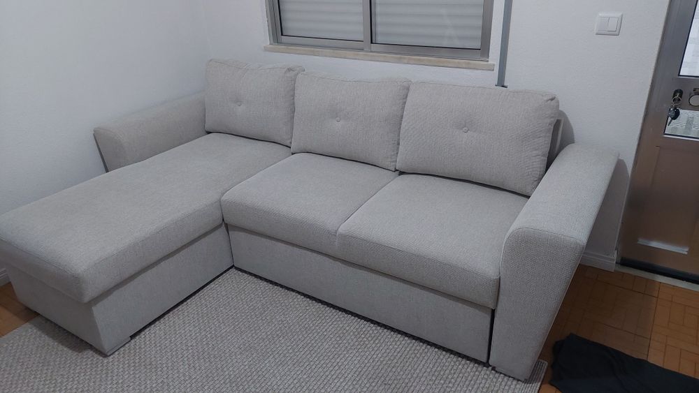 Sofá-cama chaise longue, em tecido cor areia claro.  Novo,