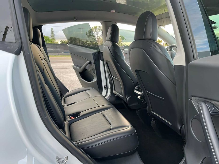 Tesla Model Y      2022