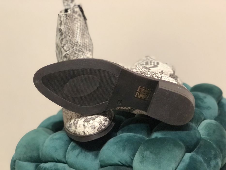 Жіночі шкіряні козаки