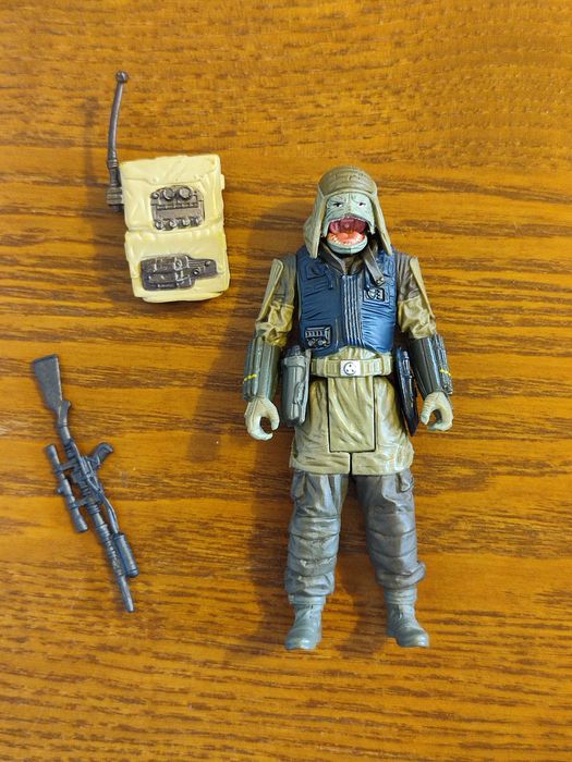 3 figurki Star Wars Han Solo, Pao, K-2SO + bronie