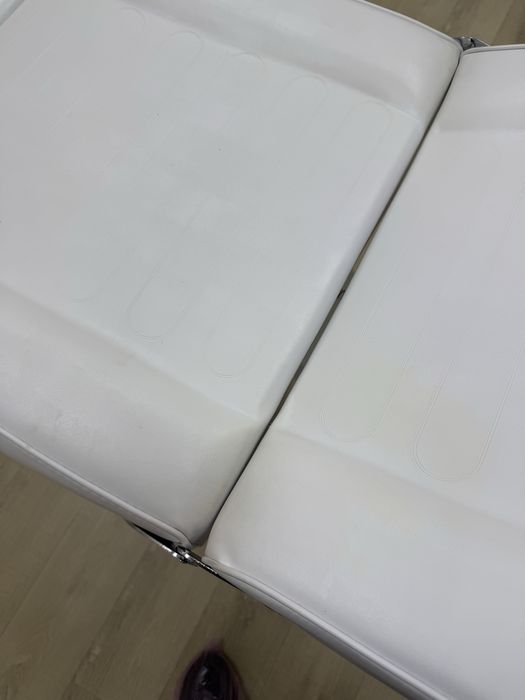 Косметологічна кушетка для салону краси.