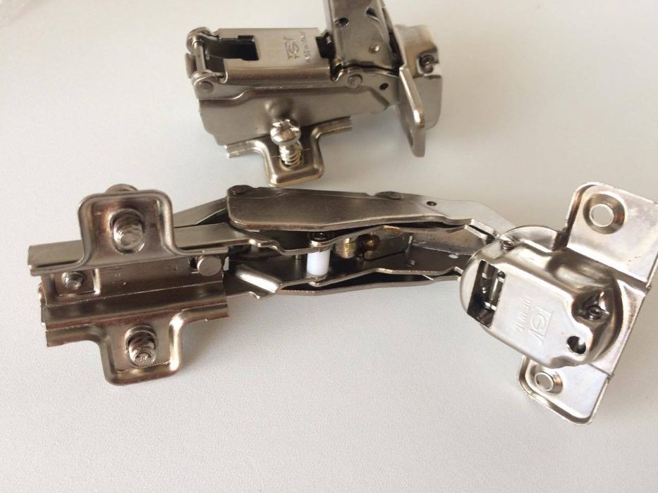 Dwa Zawiasy kątowe 175 stopni do drzwi narożnych F