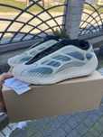 Yeezy 700 V3 Kyanite buty sneakersy niebieskie 44 2/3