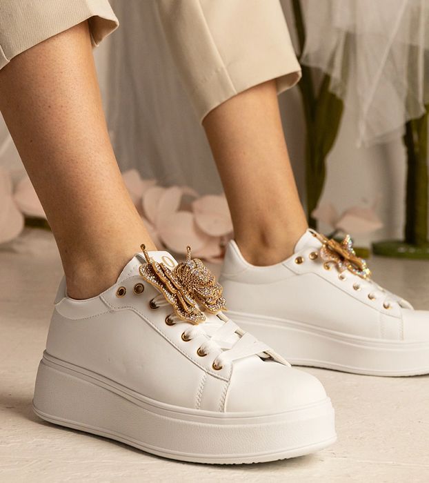 Białe sneakersy zdobione motylkiem z cyrkoniami Kariba
