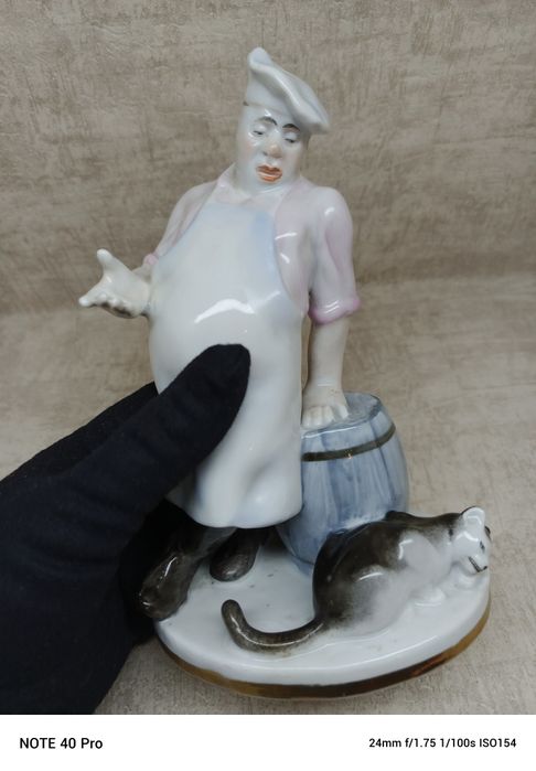 Łomonosow, porcelanowa figurka kota i kucharza.