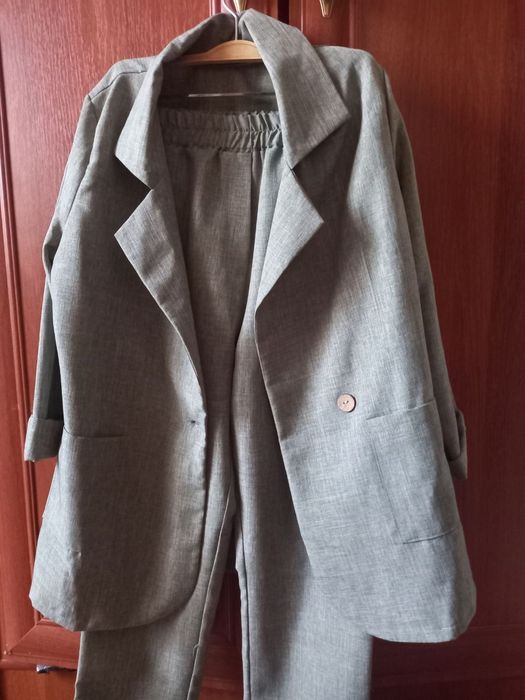 Жіночний костюм оливкового кольору