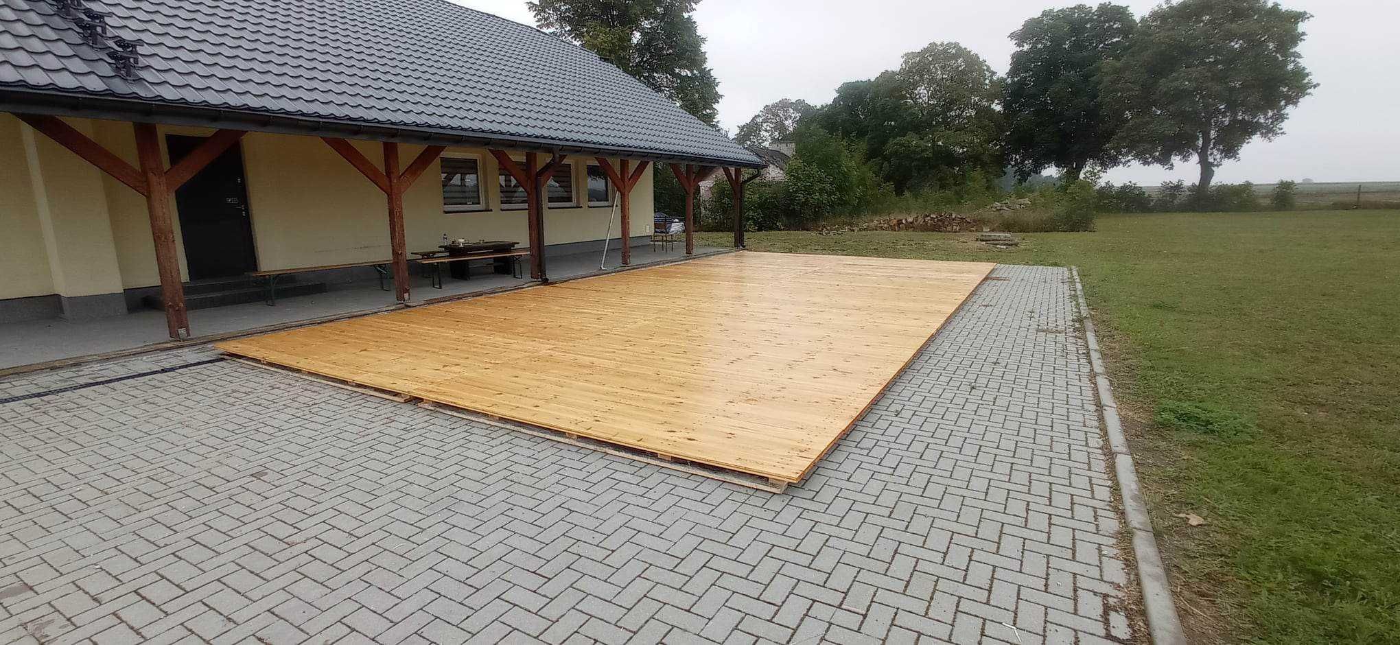Wynajem podłogi drewnianej, podłogi plenerowe, namioty, wyposażenie