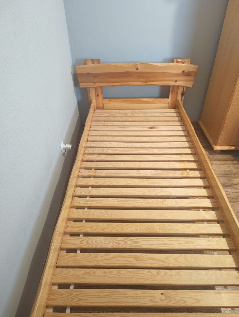 Drewniane łóżko z wzmocnionym stelażem