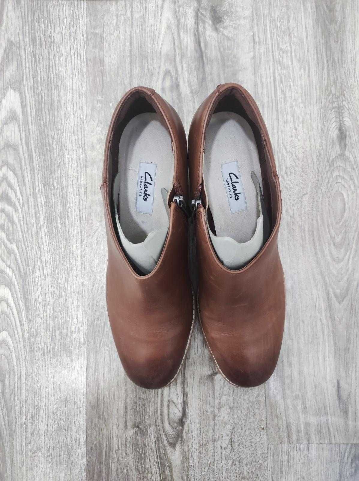 Botins castanhos Clarks