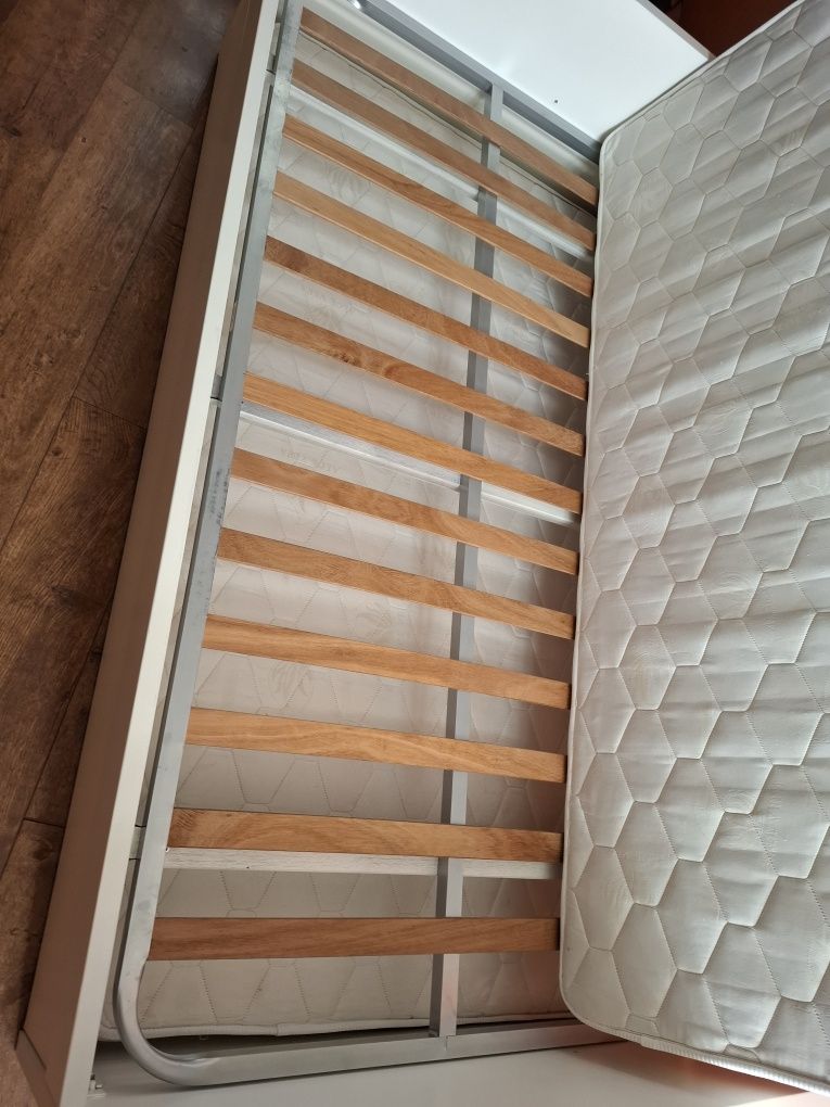 Cama individual com divã