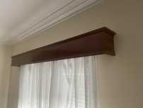 Varias sanefas de madeira macica com suporte para cortinados