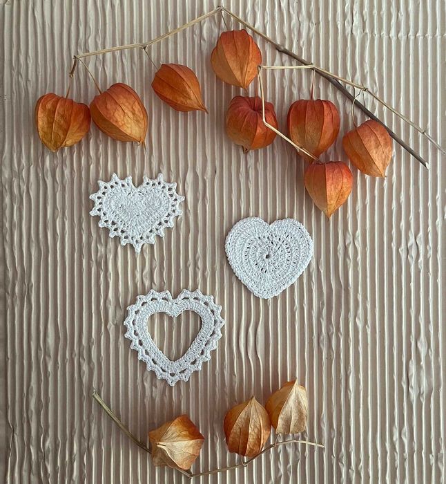 Szydełkowe serduszka; ozdobne zawieszki