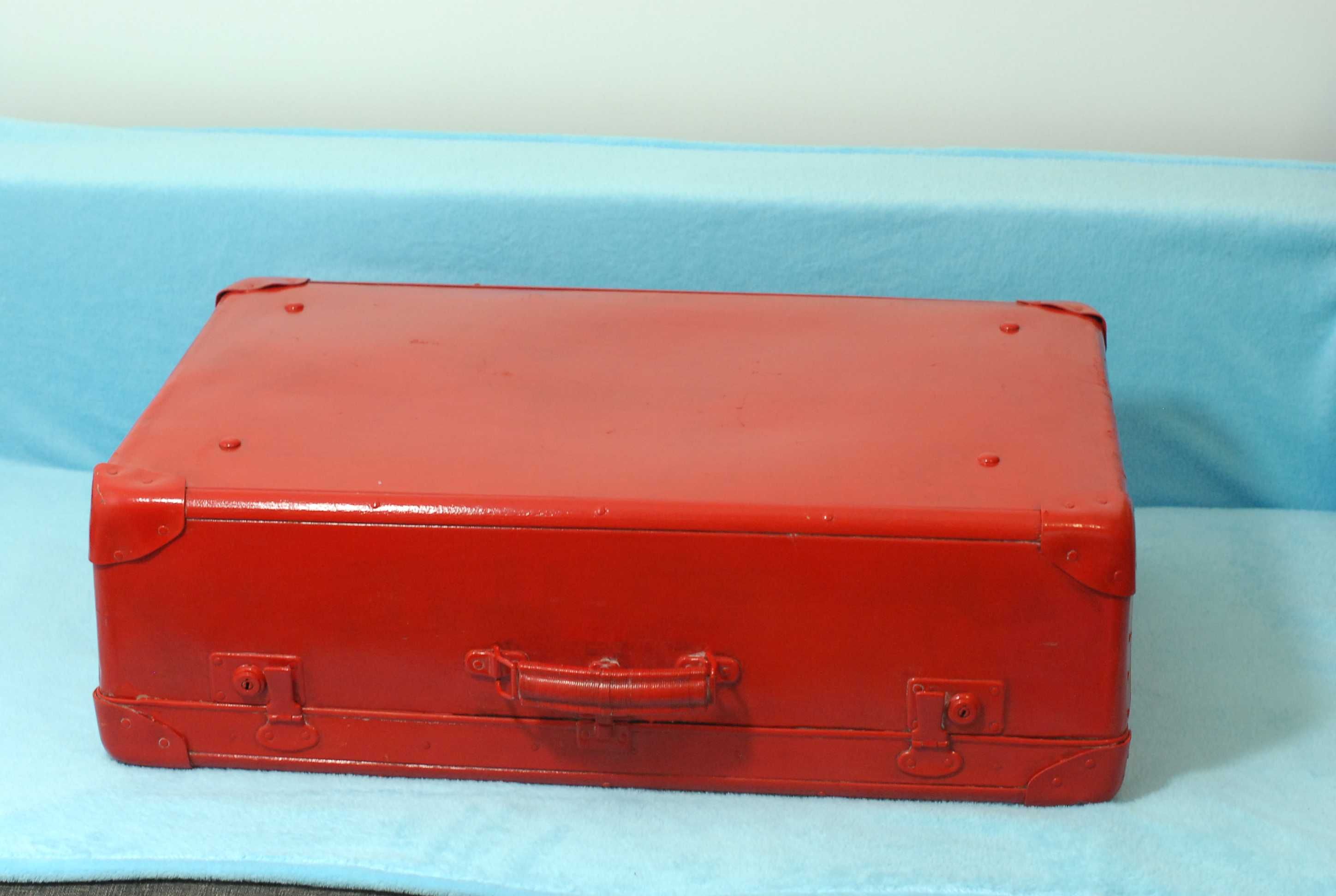 Stara, czerwona walizka do sesji fotograficznych