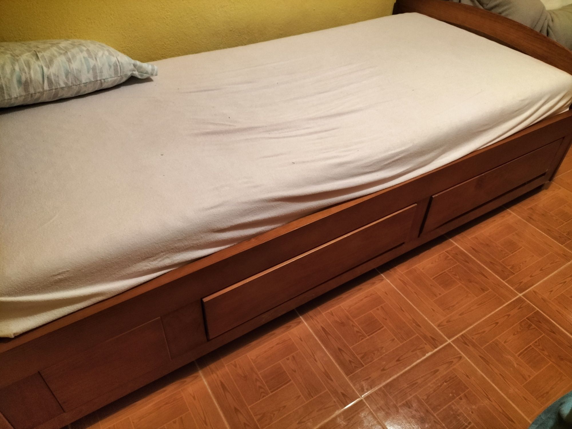 Cama de madeira maciça