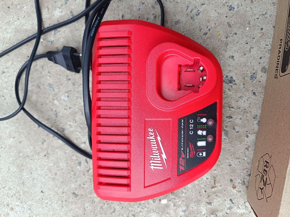 Акумуляторний кущоріз MILWAUKEE M12