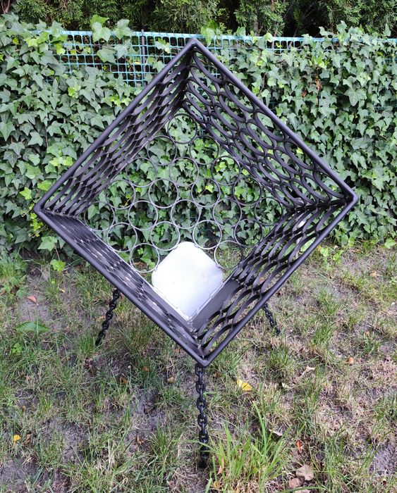 Metalowy kosz , palenisko ogrodowe