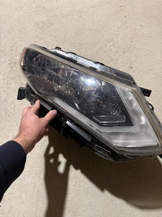 Передня права фара на Nissan rouge t32 2018 рік ,під відновлення