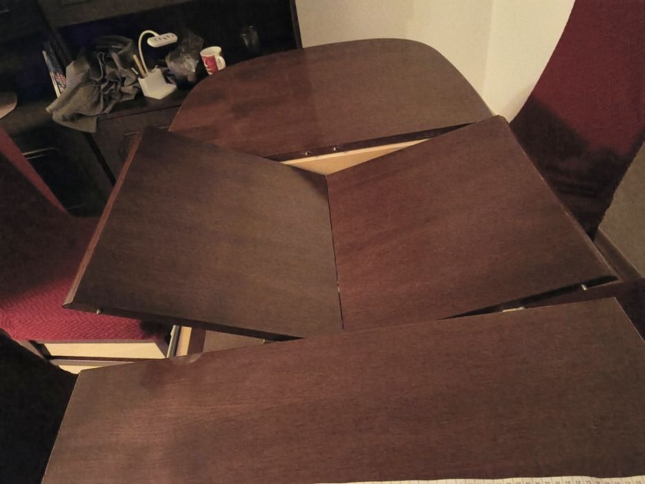 Rozkładany stół z 4 krzesłami