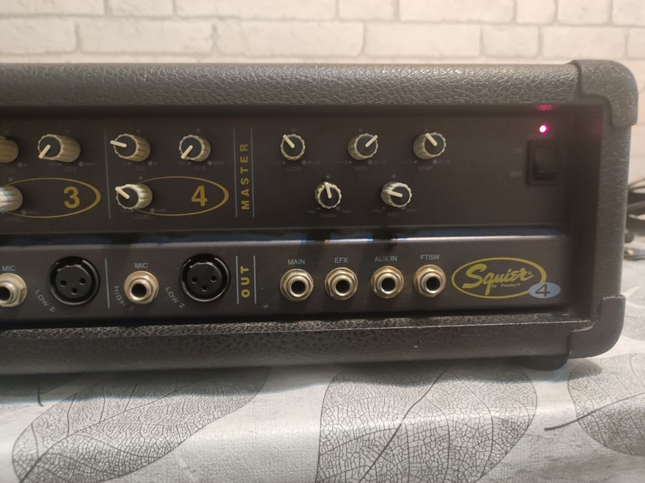Sguizer by Fender 4 Parallel Speaker Jacks 70W