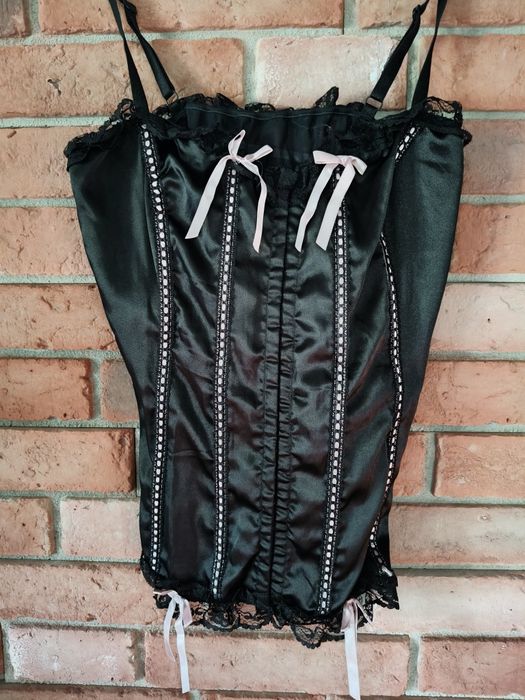 Gorset czarny wiązany z różowymi zdobieniami i kokardkami