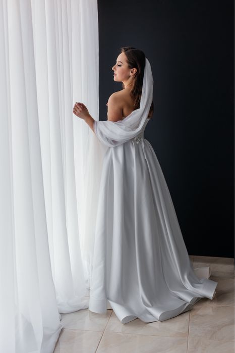 Весільня сукня з вирізом