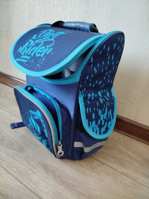 Рюкзак школьный.(портфель).