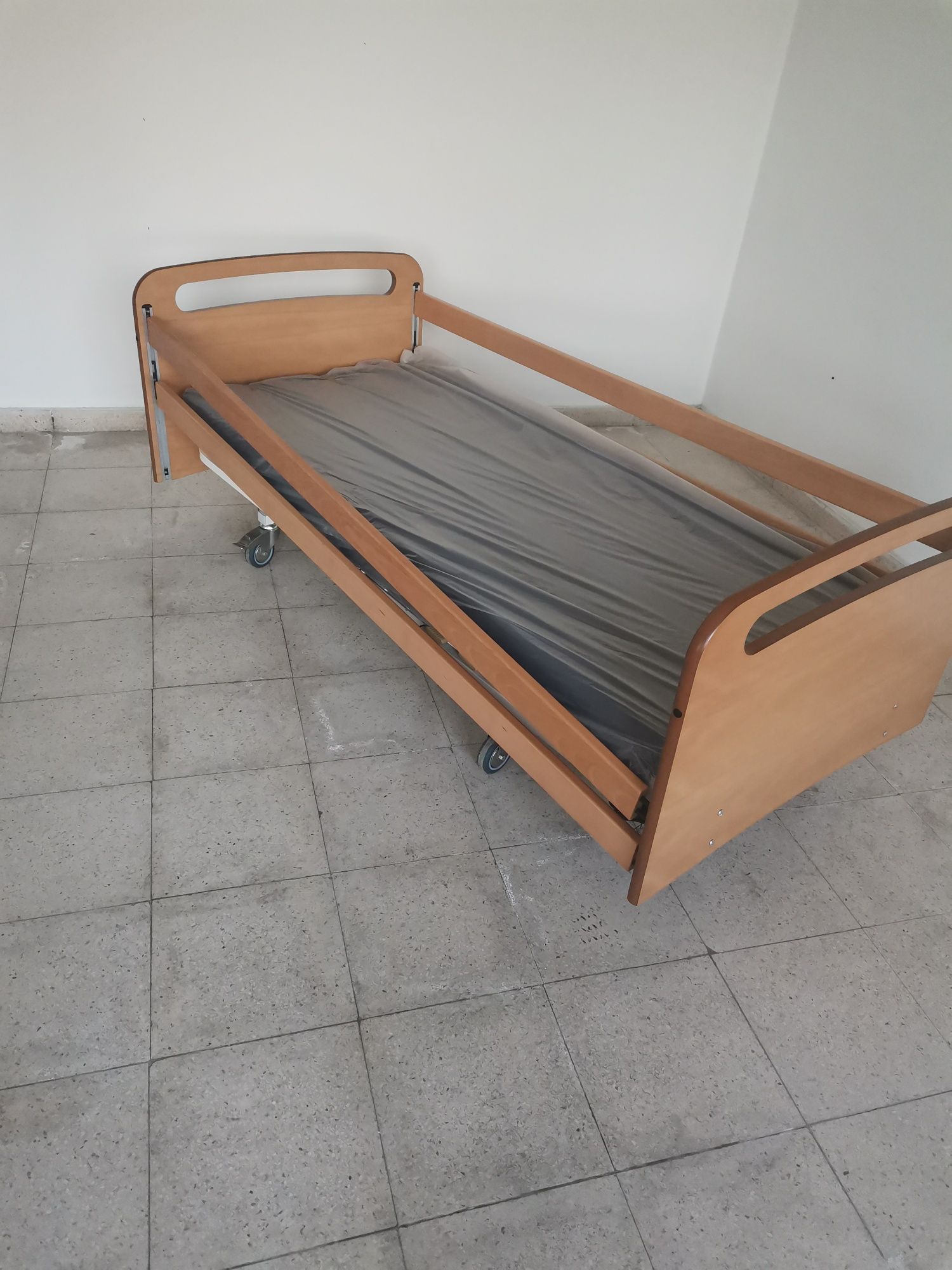 Cama eléctrica com colchão incluído. NOVA A ESTREAR