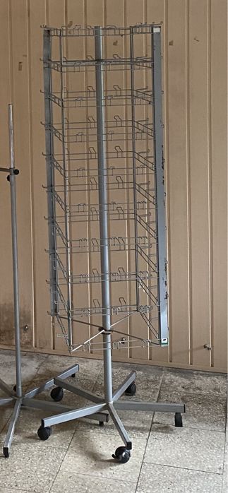 Stojaki na czapki, pamiatki, apaszki