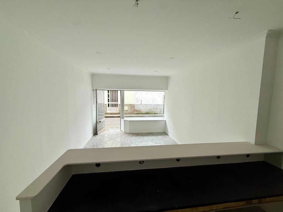 Loja em Valpaços com WC e arrecadação