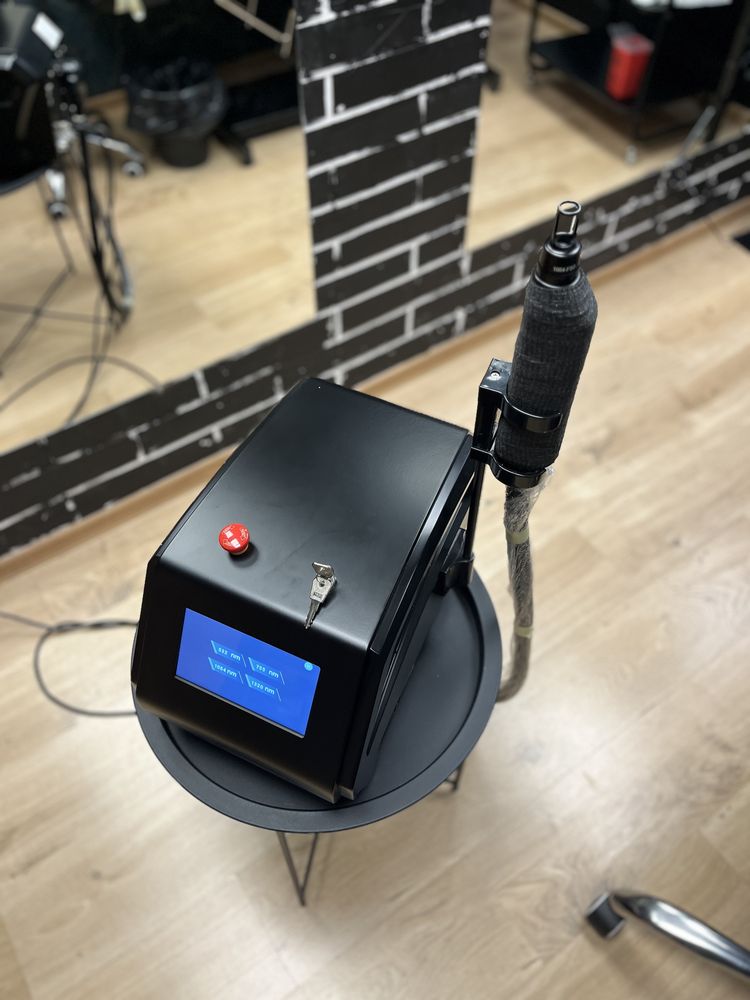 Laser pikosekundowy do uduwania tatuazy