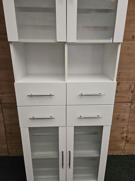 Biała szafka regał podwójny słupek szklane drzwiczki