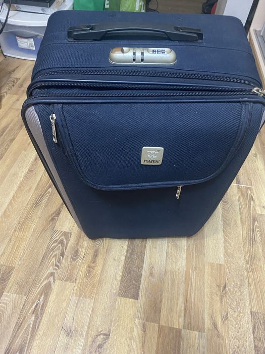 Чемодан дорожній