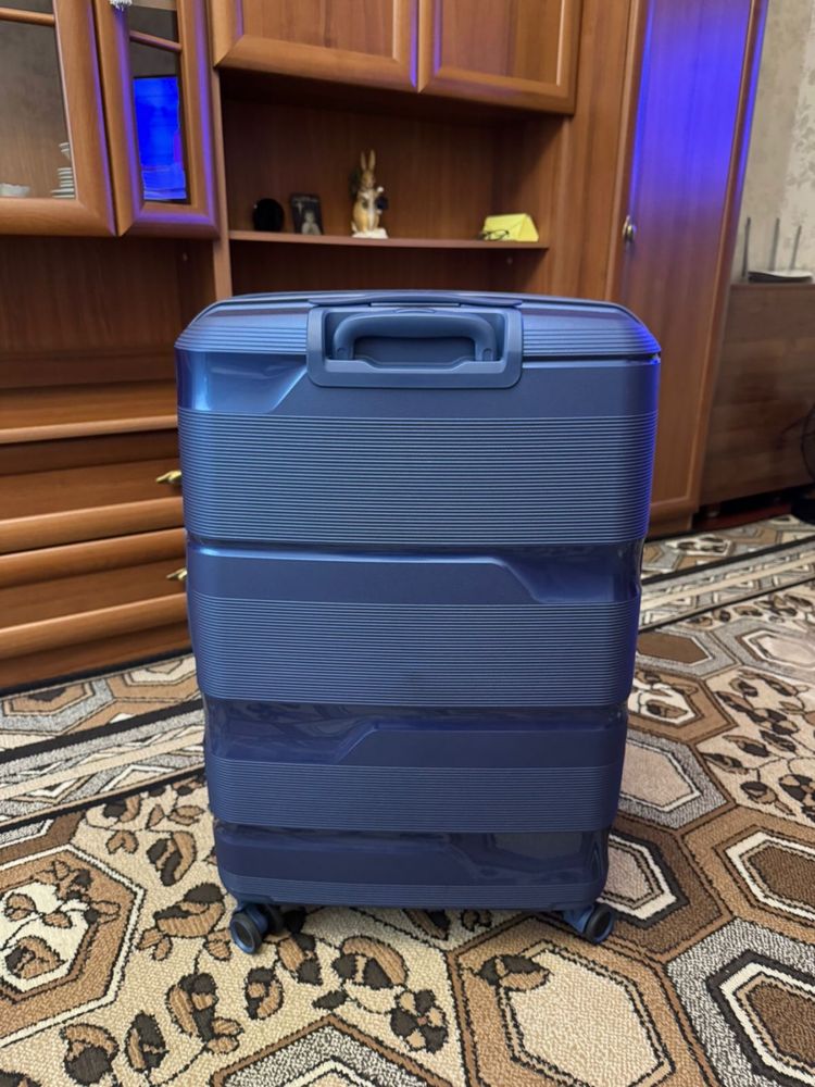 Продам валізу зеленого кольору